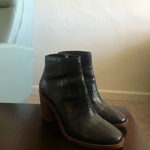 Black crocodile Pour la Victoire booties
